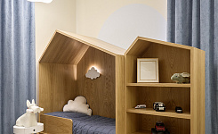 Кровать и открытый шкаф в виде домиков