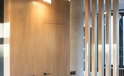 Стеновая панель и декоративные балки