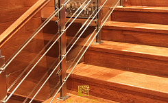 Лестница со стеклянно-металлическим ограждением